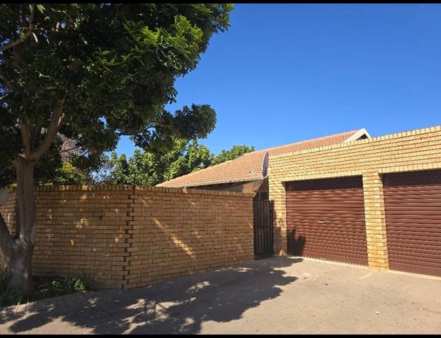 2 BEDROOM TOWNHOUSE FOR SALE IN SINOVILLE